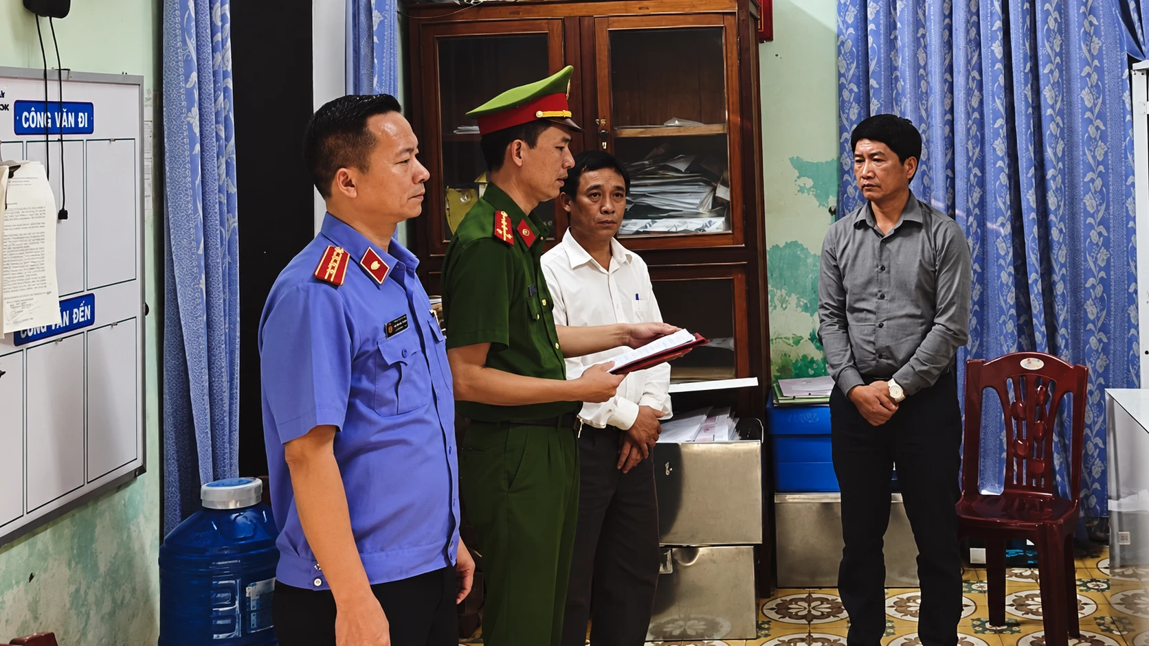 Cơ quan điều tra tống đạt Quyết định khởi tố bị can Cơ quan điều tra tống đạt Quyết định khởi tố bị can