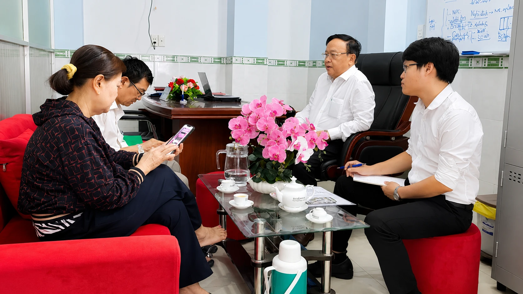 Luật sư giỏi hôn nhân gia đình Phan Minh Hoàng tiếp xúc làm việc với khách hàng Luật sư giỏi hôn nhân gia đình Phan Minh Hoàng tiếp xúc làm việc với khách hàng