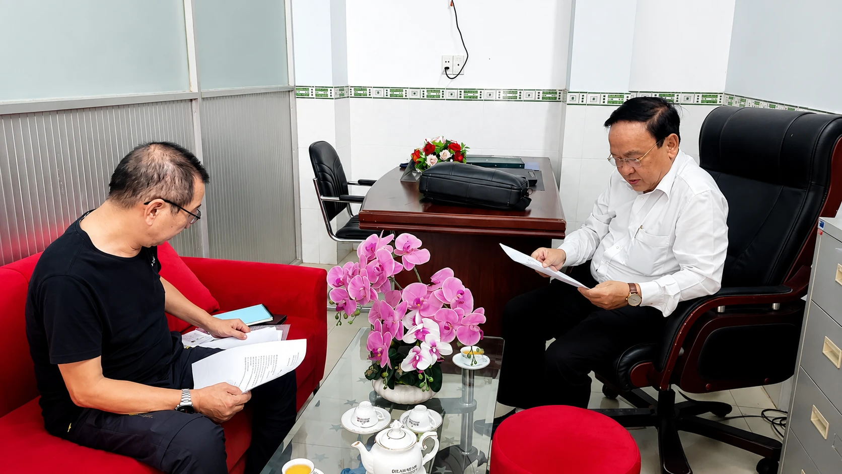 lợi dụng chức vụ, quyền hạn và lạm quyền lợi dụng chức vụ, quyền hạn và lạm quyền