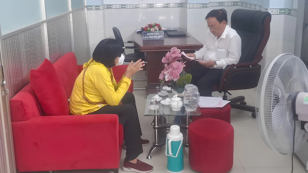 Luật sư Phan Minh Hoàng trao đổi và tiếp nhận yêu cầu tư vấn của khách hàng.