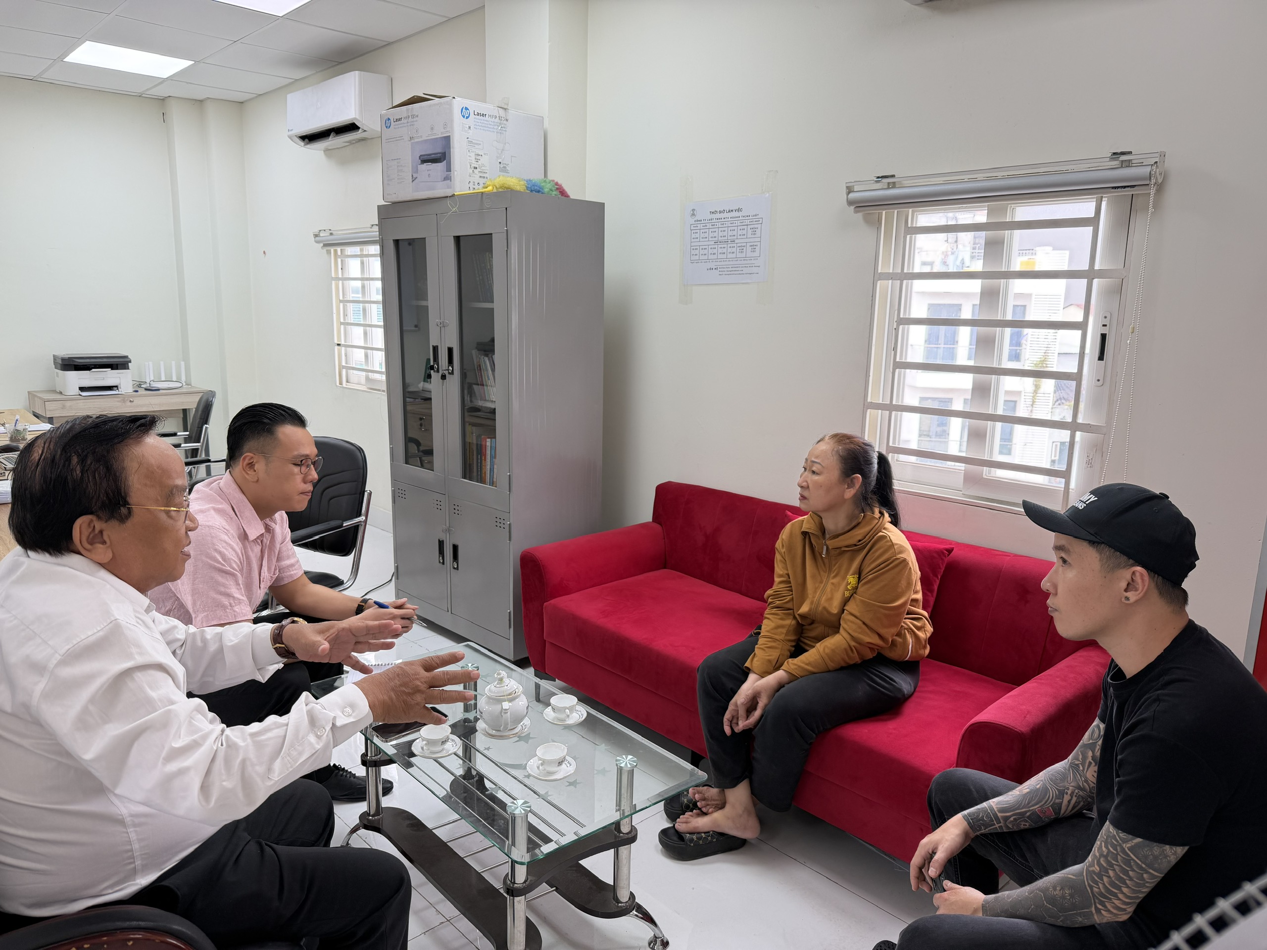 Luật sư giải đáp cho khách hàng các vấn đề pháp lý