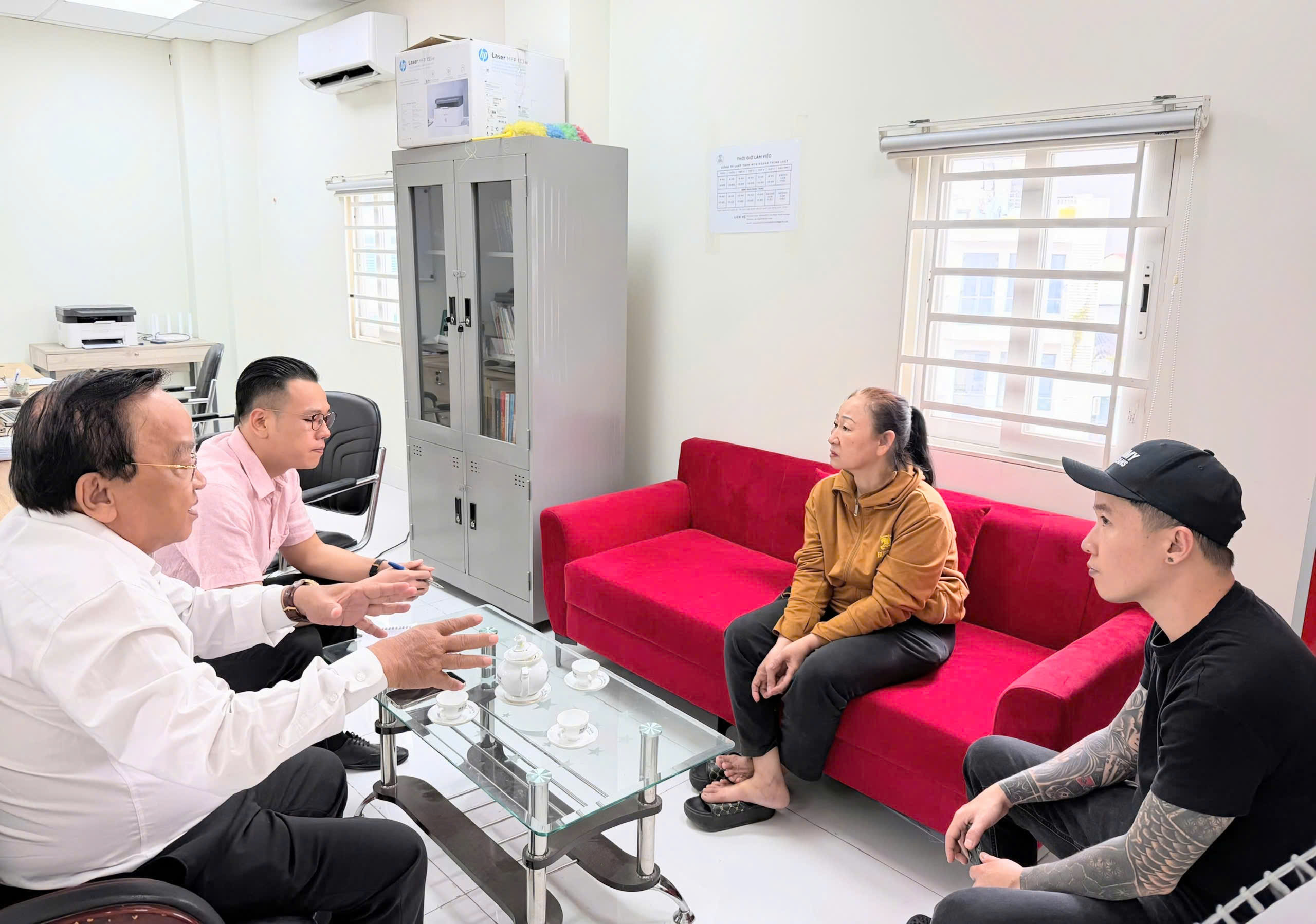 Luật sư Hoàng tư vấn cho khách hàng các quy định khi thực hiện kinh doanh
