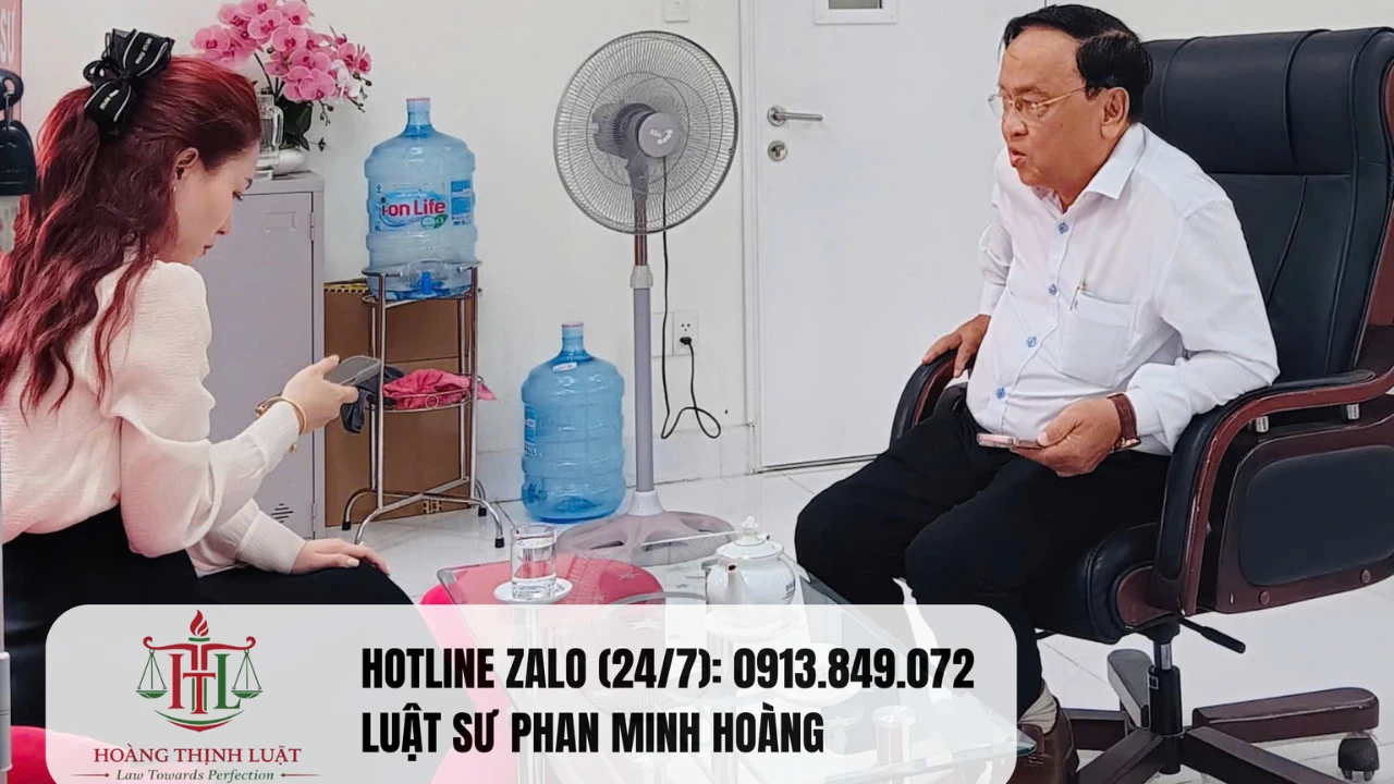 Luật sư Hoàng tư vấn cho khách hàng các vướng mắc pháp lý