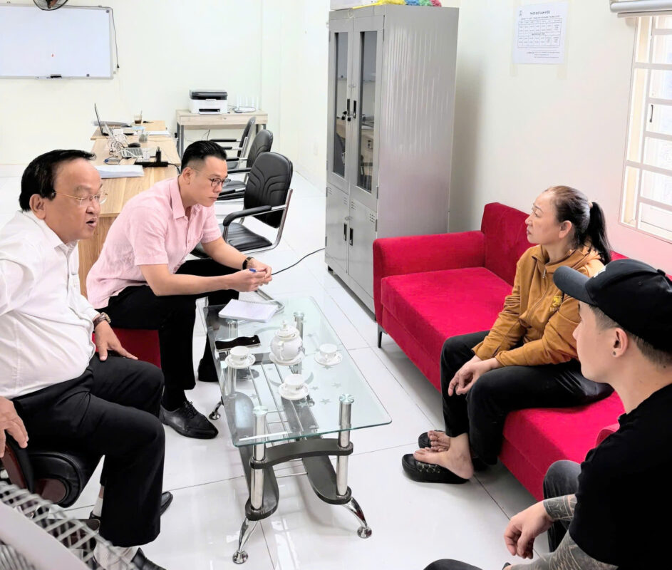 Luật sư hỗ trợ giải đáp thắc mắc pháp lý cho khách hàng